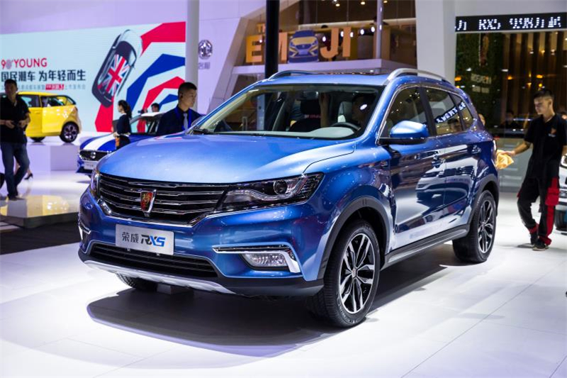 全新荣威950、荣威e950定义“高级轿车” 成都车展亮相售价16.88万起 互联网汽车上市一周年 系统升级带来颠覆式进化