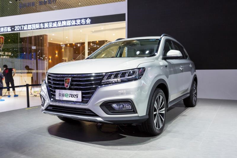 全新荣威950、荣威e950定义“高级轿车” 成都车展亮相售价16.88万起 互联网汽车上市一周年 系统升级带来颠覆式进化