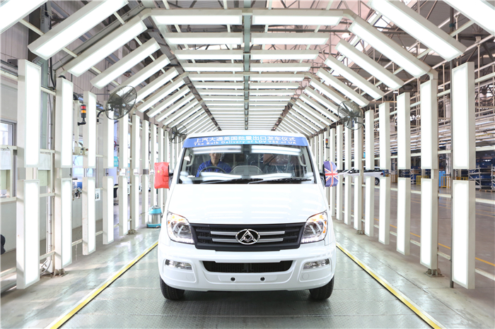 利来国际大通批量出口英国V80发车 续写“大通速度”出口传奇