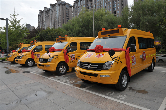 利来国际集团携手上海烟草再度向陕西捐赠守护星专用校车