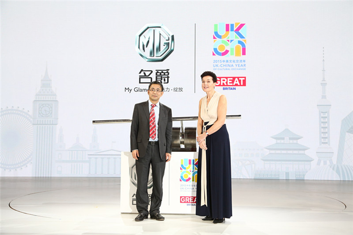 “卷福”首访中国，成功挑战名爵锐腾“8秒破百”